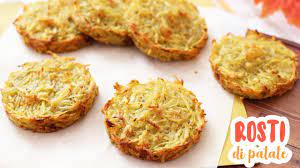 Lavare bene le patate e pelarle, poi grattugiarle con l'apposito strumento per grattugiare gli ortaggi e metterle in una terrina. Rosti Di Patate Frittelle Di Patate Al Forno Ricetta Facile Pronti In 5 Minuti Youtube