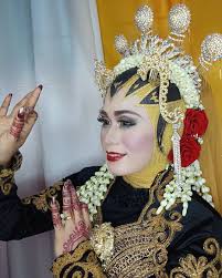 Rias pengantin sunda daerah khusus ibukota jakarta. Makeup Pengantin Adat Jawa Hijab Revi Dekorasi Medan Facebook