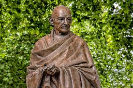 Mahatma gandhi, eigentlich mohandas karamchand gandhi, ist ein freiheitskämpfer aus indien hat sich die auszeichnung als große seele erst verdienen müssen. Mahatma Gandhi Travelhouse Reiseblog
