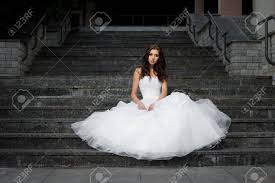 Aktuelle mode für jeden anlass. Freien Portrat Der Schonen Jungen Brunette Frau Im Weissen Hochzeitskleid Uber Grau Treppe Im Hintergrund Lizenzfreie Fotos Bilder Und Stock Fotografie Image 18793608