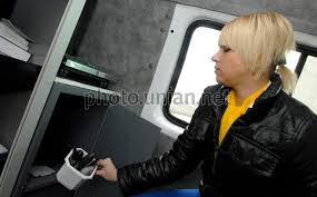 Фото Робітниця «Укрпошти» демонструє печатки - УНІАН