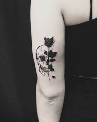 Tattoo Rose Skull Design Darkartists Inkedmagazine Salem Skull Rose Tattoos Scary Tattoos Feminine Skull Tattoos