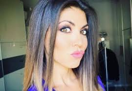 Flora canto ed enrico brignano hanno vissuto il loro amore a lungo lontano dalle voci di gossip nei primi anni 2000, flora sedeva sul trono di uomini e donne. Flora Canto Pronta A Ripartire Le Parole Dopo I Problemi Di Salute