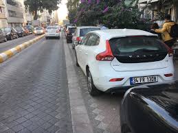 park halindeki 3 araca carpti