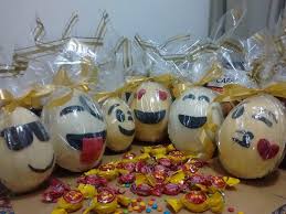 Pela las hojas que habías pegado y adorna el huevo con un lazo. Oferta De Huevos De Chocolate Artesanales Para Las Pascuas En Posadas Misionesonline