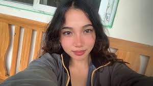 Ella Fernandez (@ellagrinds)