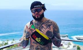 Your access musical phenomenon's latest songs, concerts, albums, music videos and more. La Pollina Como Farruko Se Ha Reido Y Sacado Provecho A Su Incidente Con El Cabello Tele 13