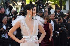 ▶des milliers d'images, des photographies et des dessins de fleur de haute qualité ! On Balance Le Soutien Gorge La Presse