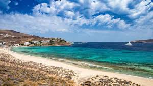 Freuen sie sich auf atemberaubende küstenabschnitte wie santorini, die für ihre sagenhaften strände und idyllischen häuser an den klippen bekannt sind. Die 14 Schonsten Strande Auf Mykonos Costa Kreuzfahrten