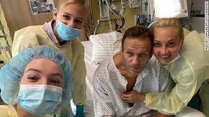 Hon uppfattas som en lojal hustru och är därför älskad. Yulia Navalnaya S Husband Alexey Navalny Was Poisoned And Detained Now She Is Piling Pressure On Vladimir Putin Cnn