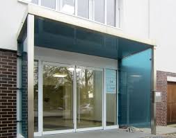 Einbau von einer ganzglastür und fenstern in eine trennwand Burogebaude Modernisierung Im Innen Und Aussenbereich Glas Kuenzel