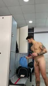 Vestiário: Hot italian naked in locker room - ThisVid.com