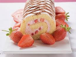 Erdbeerroulade Rezept In 2020 Erdbeerroulade Lebensmittel Essen Erdbeeren