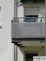 Anbaubalkon Mit Einer Uberdachung Und Einem Balkongelander Door Gate Design Rooftop Design Apartment Balcony Decorating