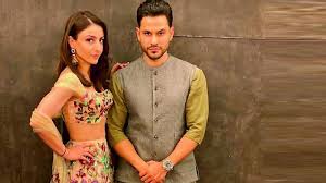 Soha Ali Khan S Praise Was The Best Kunal Khemu Check out kunal khemu's latest news, age, photos, family details, biography kunal khemu had started his career as a child actor appearing in the television serial gul gulshan gulfam.