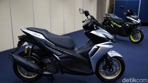 Solusinya untuk masdab yang belum puas upgrade dengan ukuran ban terbatas untuk ukuran velg ini, kamu bisa mengganti velg aftermarket supaya bisa dijejeli dengan ban yang lebih besar. Pilih Yamaha Aerox 155 Atau Honda Vario 150 Harga Cuma Beda Rp 1 Jutaan
