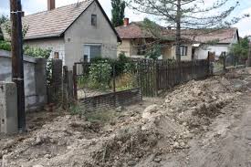 Cölöpökkel és nádassal tiltakozott a párbeszéd mészáros lőrinc és várkonyi andrea épülő villája előtt a xii. Egyutt Pm Iszapomles A Felcsuti Meszaros Veszelyezteti Esztergomot
