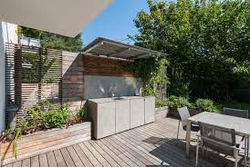 outdoorkuche und sichtschutz pool im garten garten landschaftsdesign
