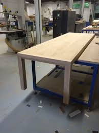 productie eiken tafel verlijmen van vaste poot aan blad eiken tafel tafel blad