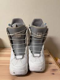 Snowboard boots från Burton modell mint. Vita med grå detaljer. Använda men  i fint skick, fins vissa anmärkningar, som någon smuts och lim som blivit  gul exempel på dessa finns på bild,