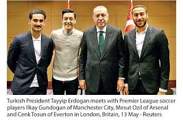 Mesut özil äußerte sich dagegen nicht. German Soccer Stars Under Fire For Posing With Turkey S Erdogan Daily Ft