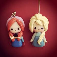 Anna And Elsa From Frozen Polymerclay Charm By Pinksugarcotton Con Imagenes Como Hacer Porcelana Fria Manualidades Joyeria De Porcelana