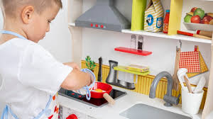 Juegos online gratis para todos. Nino Lindo Jugando Con Un Juego De Cocina Foto Gratis