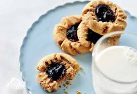 Biscuits Au Beurre D Arachides Et A La Gelee De Raisins Coup De Pouce Cookie Recipes Jelly Cookies Peanut Butter Desserts