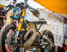 5 Beautifully Modified Yamaha Rd350 Motorcycles From India Cartoq Honest Car Advice Bike India Cafe Racer Bikes Fz Bike