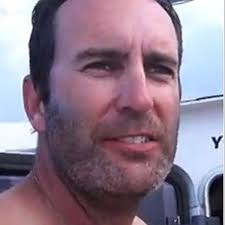 Dappere man steekt Atlantische Oceaan over in roeiboot voor goede doel