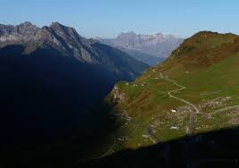Somewhat unusually, the boundary between the two cantons does not lie at the summit of the pass. Chli Glatten Klettern Klausenpass Sportklettern Topo Klettern Schweiz
