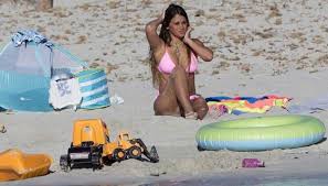 La destacada deportista francisca crovetto no quiso quedarse ajena respecto a la crisis social que vive el país y a través de redes sociales manifestó su opinión. Fotos Paparazzean A Novia De Messi En Bikini Tv Y Farandula