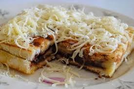 Tinggal oles selai, beri potongan stroberi, sudah deh jadi. Resep Lezat Roti Bakar Keju Dan Bombay Cincang
