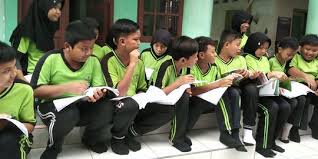 Contoh naskah radio basa sunda. Sekolah Rusak Diterjang Puting Beliung Pelajar Sd Di Semarang Belajar Di Luar Kelas Merdeka Com