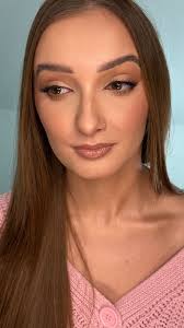 Wykorzystałam delikatne odcienie nude, aby podkreślić niesamowitą urodę  Natalii, a odrobina rozświetlacza i subtelny błysk na oku dodał całemu  lookowi świeżości ✨, Bo piękno tkwi w Was! 🤎, @ciuumna ...