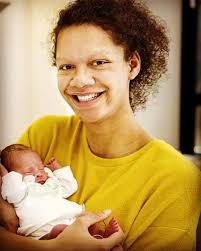 Als topsportjournalist beleef je soms hele mooie verrassende momenten.  Gisteren was Eric Roeske op kraamvisite in Amsterdam! 👨‍👩‍👧 Sarah  Elisabeth Amáru (roepnaam Amáru) is een cadeautje voor topatlete Tasa Jiya  en haar