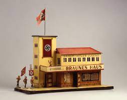 Im herbst 1930 wurde der innenarchitekt paul ludwig troost mit der ausgestaltung des gebäudes beauftragt. Lemo Bestand Objekt Braunes Haus Um 1935