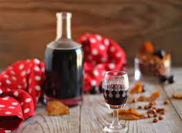 Frullate una parte delle ciliegie ottenendo 200 ml di succo insieme a quello ottenuto mentre avete snocciolato e portatelo ad ebollizione insieme allo zucchero. Liquore Cherry Con Noccioli Di Amarene