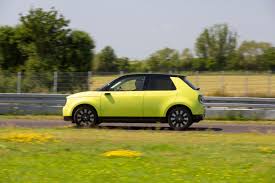 The honda e features winning design and technology, but less stylish rivals beat it the honda e is great to drive, too. Honda E Testfahrt Daten Batterie Reichweite Preis Adac