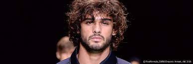Les coiffures pour homme risquent bien de vous surprendre cette année. 3 Idees De Coupes De Cheveux Mi Longs Pour Homme