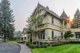 2215 Raymond Ave Missoula Mt 59802 Mls 21712504 Zillow Types Of Houses Missoula Zillow