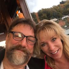 Request for 900 hellos from fans to brighten up evening