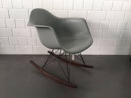 Der Schaukelstuhl Rar Plastic Chair Von Vitra Gehort Zur Reihe Der Eames Schalenstuhle Die Moosgraue Vitra Schaukelstuhl Schaukelstuhl Eames Schaukelstuhl