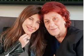 تشتهر بألبوماتها وأغانيها المصورة التي مثلت شكلا جديدا في إخراج الأغاني، شكلت عجرم ثنائيا مع المخرجة اللبنانية نادين لبكي. D7hdsyud2vmm M