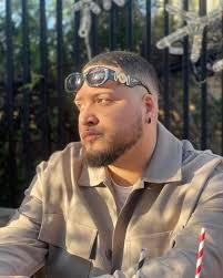 Juan Claros's Instagram, Twitter & Facebook