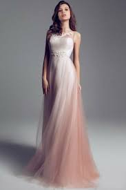 Brautkleider in pastell rosa, altrosa und sogar in knalligem pink kann man bei dem modeschau gefunden. Rosa Brautkleid Fur Einen Glamourosen Hochzeits Look Archzine Net