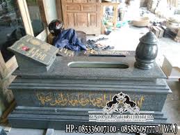 Kijingan ini cukup berbeda dari biasanya karena ukurannya yang besar yaitu dengan panjang 180 cm lebar 80 cm dan tinggi 1 meter. Kami Memproduksi Beragam Model Makam Marmer Dan Granit Untuk Memperbaiki Pusara Yang Telah Usang Dengan Kualitas Terbaik Dan Siap Kirim Ke Granit Makam Desain