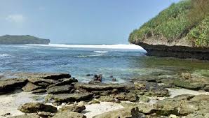 Kali ini ada pantai krakal yang memiliki hamparan pasir putih nan lembut yang membuat wisatawan kian terpesona. Pantai Slili Lokasi Rute Foto Harga Tiket Masuk 2021