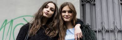 Capelli blu su base castano scuro lunghi e lisci. Colorazione Castana Focus Su Tutte Le Nuance