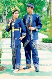 Baju kurung terdiri atas atasan lengan panjang yang longgar dan rok panjang yang mencapai tumit. Fashion Wedding Baju Perkahwinan Tradisional Melayu